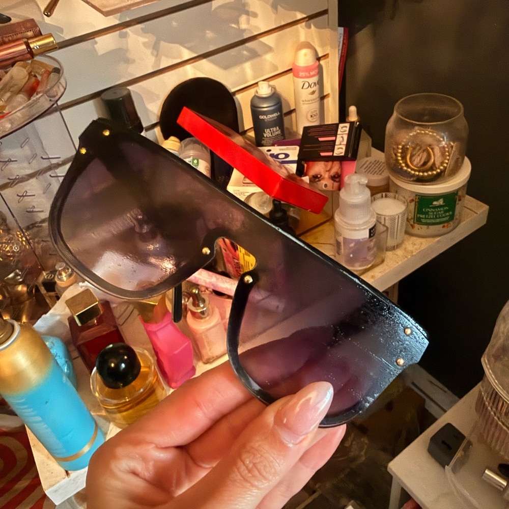 Burberry Black Men’s Glasses with Cream and Tan Striped Temple - Picture 2 of 2